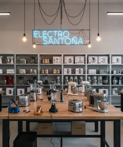 Servicios. Local de venta y taller de reparación.